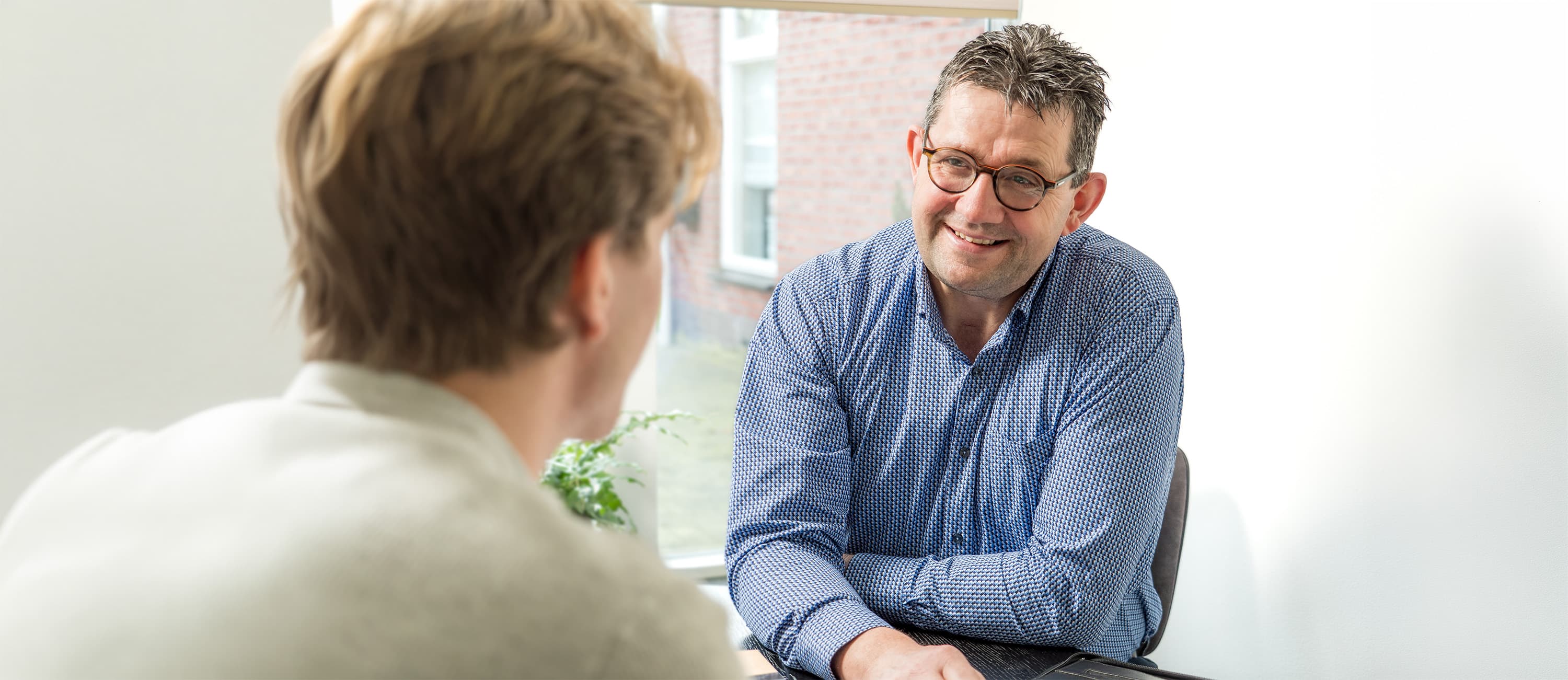 Renzo van der Veen in gesprek met een klant