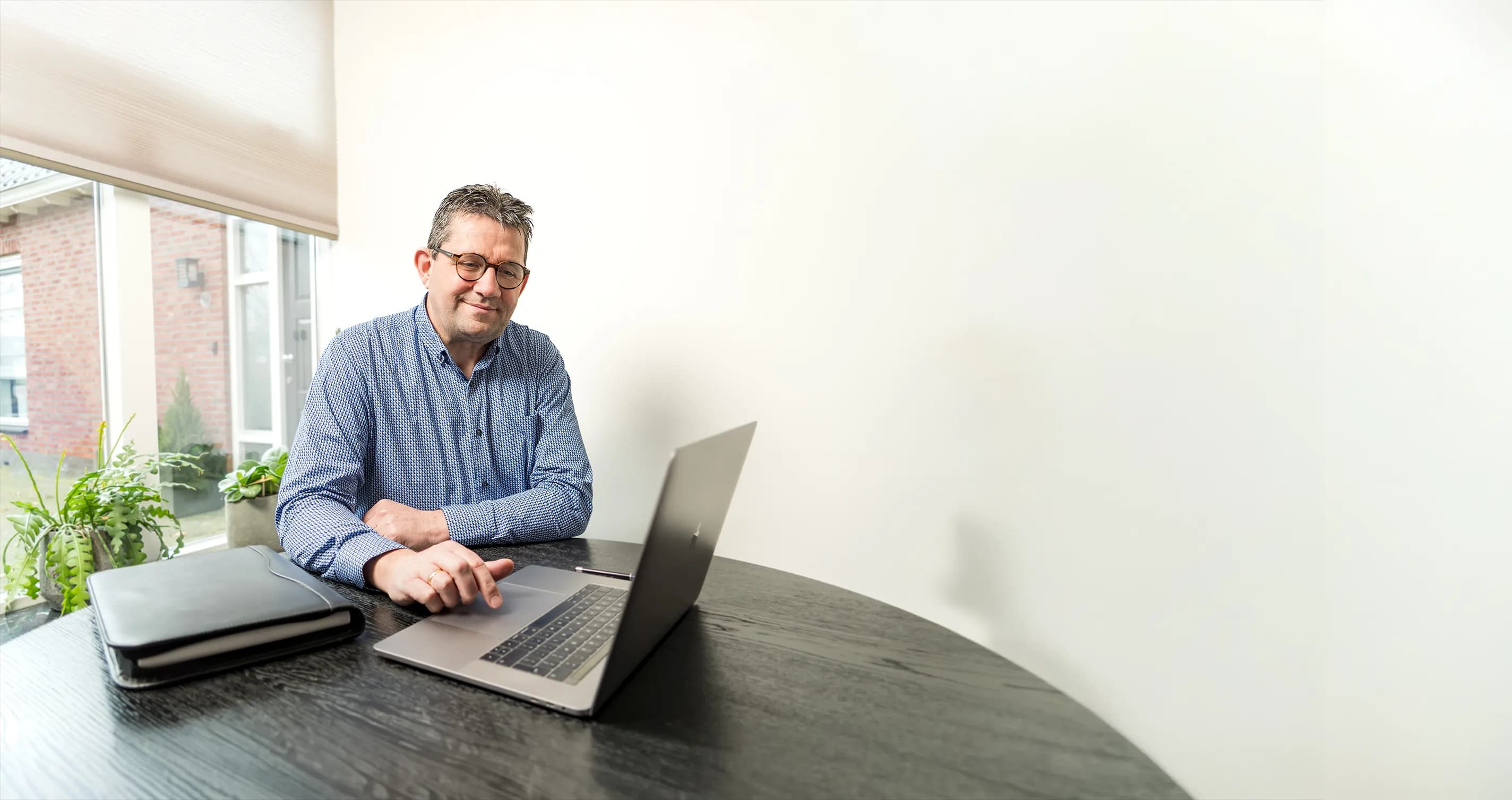 Renzo van der Veen aan het werk